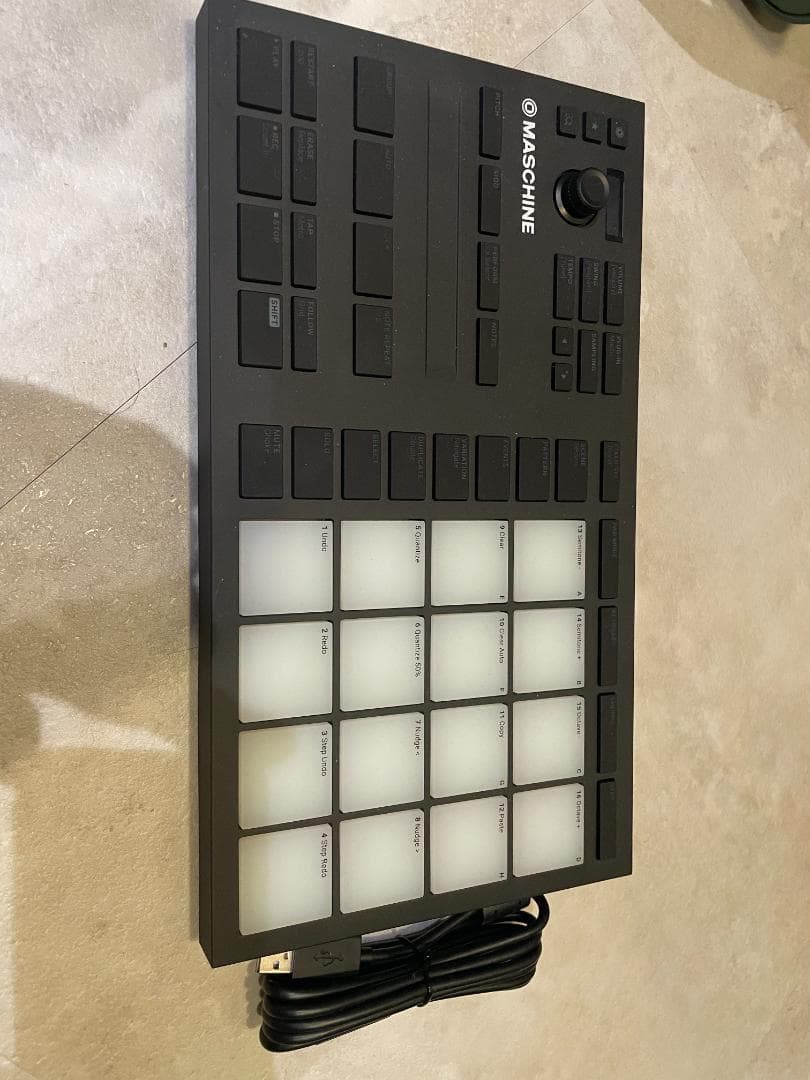 NI MASCHINE Mikro MK3 本体とUSBケーブル