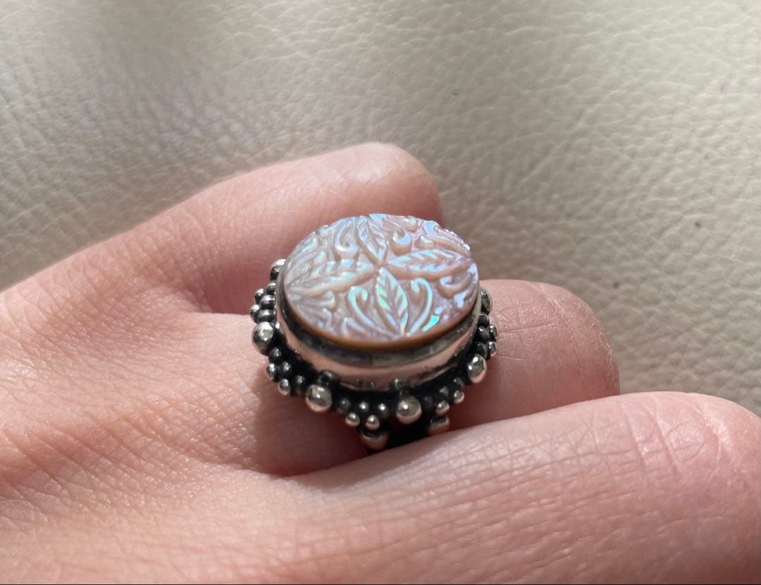 Stephen Dweck 彫りマザーオブパール 遊色が美しい存在感リング11号 2300x1600_ring-ozean-zart-gg.png