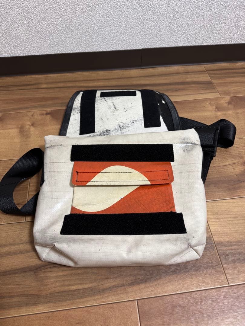 FREITAG LASSIEメッセンジャーバッグオレンジ ホワイト