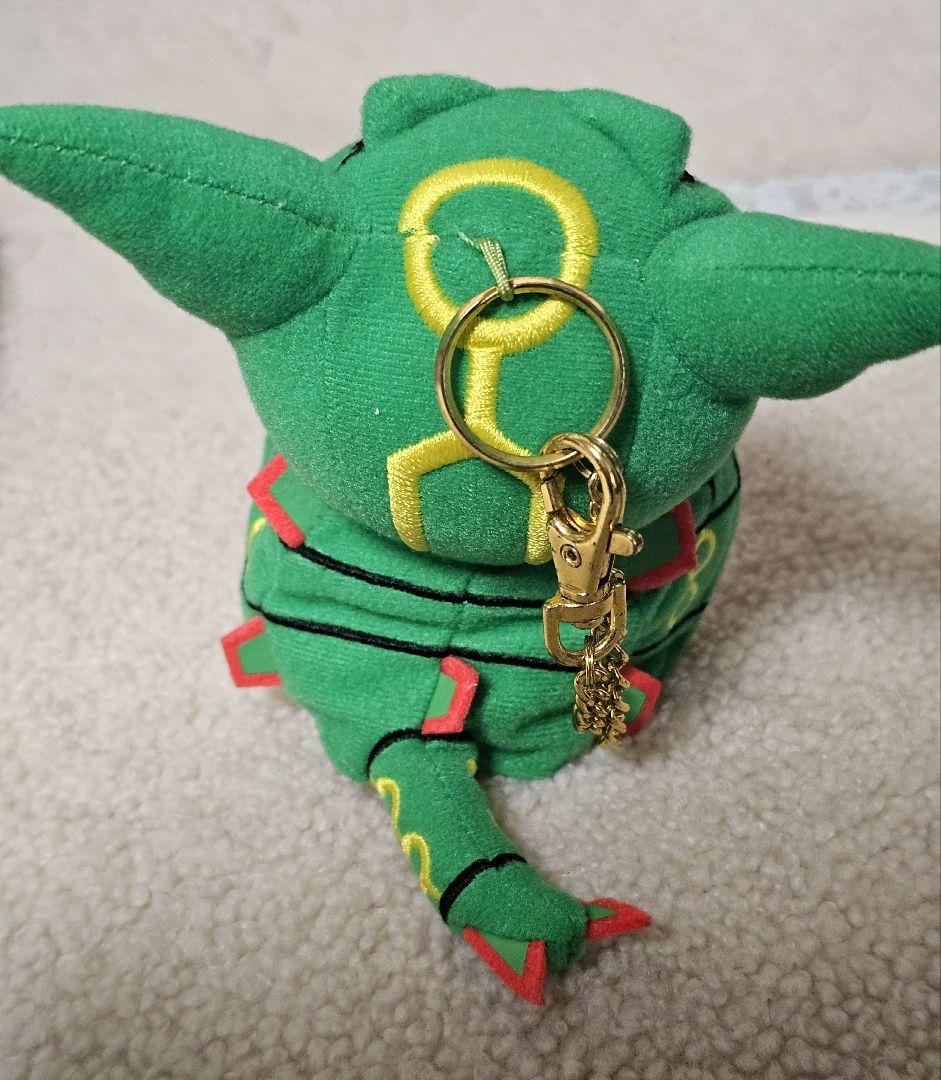 希少品】レックウザポンチョを着たピカチュウぬいぐるみ - メルカリ