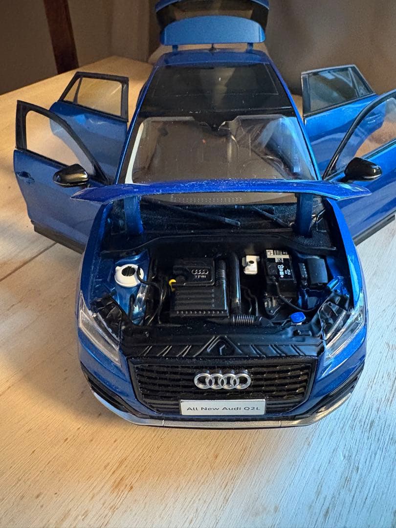 超美品❗️全開閉　希少Audi Q2L ミニカー 青色1/18 超美品 全開閉 希少Audi Q2L ミニカー 青色1/18｜Yahoo!フリマ（旧