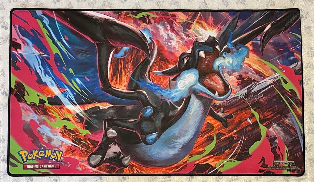 メガリザードン X プレイマット ウルトラプレミアムコレクション ポケモンカード 海外ポケカ】メガリザードンXウルトラプレミアムコレクションが2025年