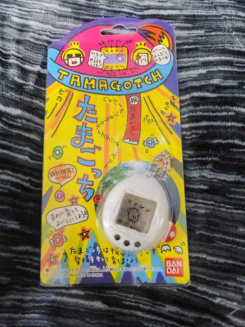 バンダイ 初代 たまごっち 白 ホワイト 未開封 平成レトロ - メルカリ