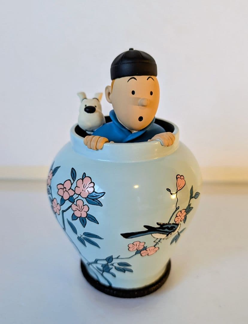 美術館級美品〈タンタンの冒険「青い蓮」壺入りタンタン＆スノーウィーフィギュア 〉
