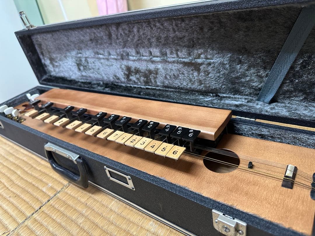 【木製琴 ハードケース付き】　お琴　弦楽器　音楽　三味線　日本伝統