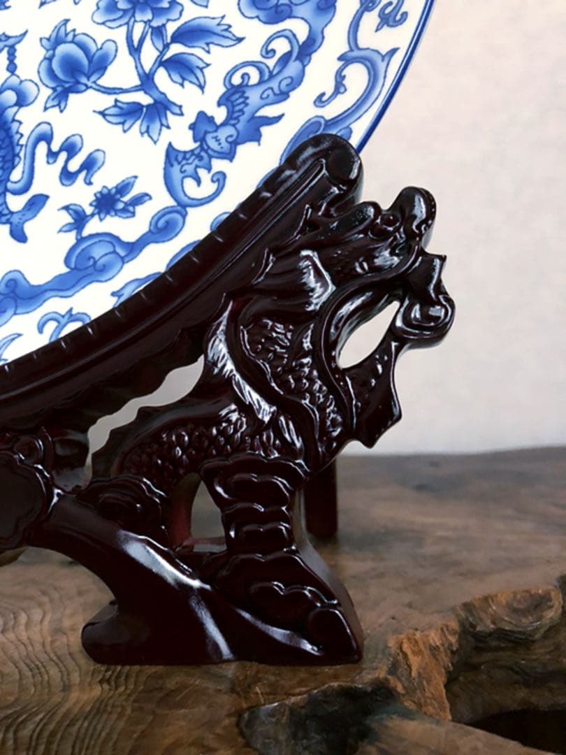 中国美術 大清乾隆年製 蝙蝠 魚 草花紋 飾り皿 皿立て双龍唐台付き 共