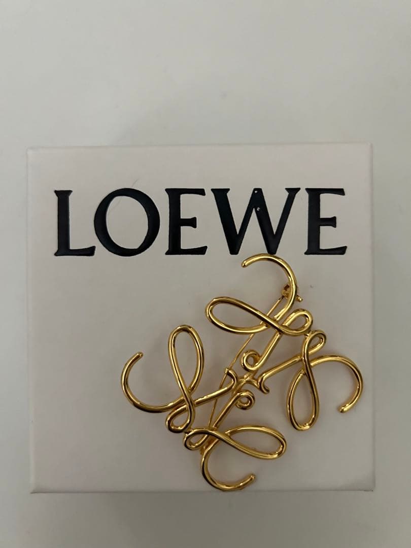 LOEWE ゴールド ロゴデザイン ブローチ