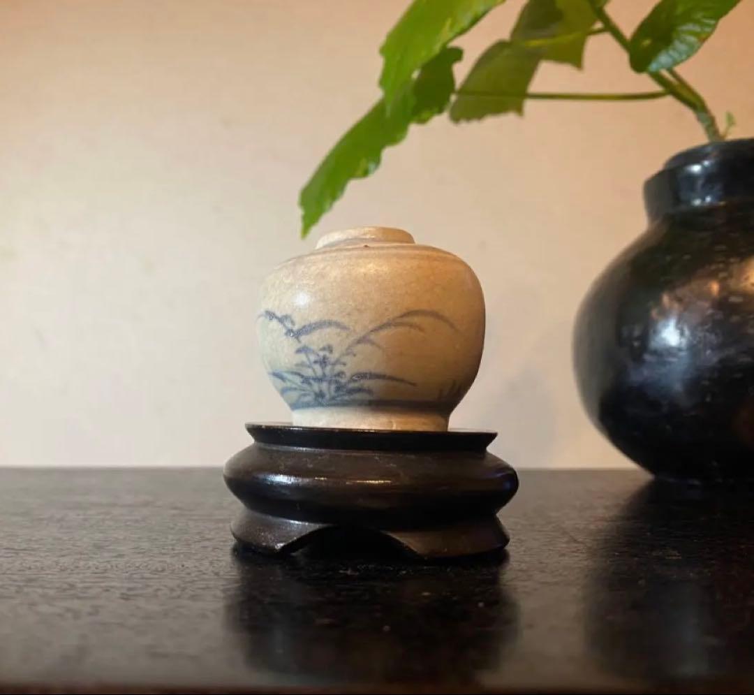 アンティーク・安南(アナミス)・染付草花文小壺・唐木鑑賞台座付・2点