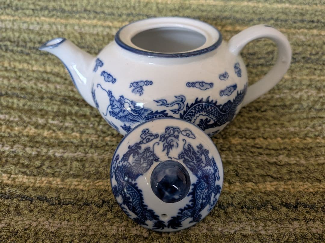 中国製白磁双龍染付急須 B25 、青白いドラゴンデザインのティーポット