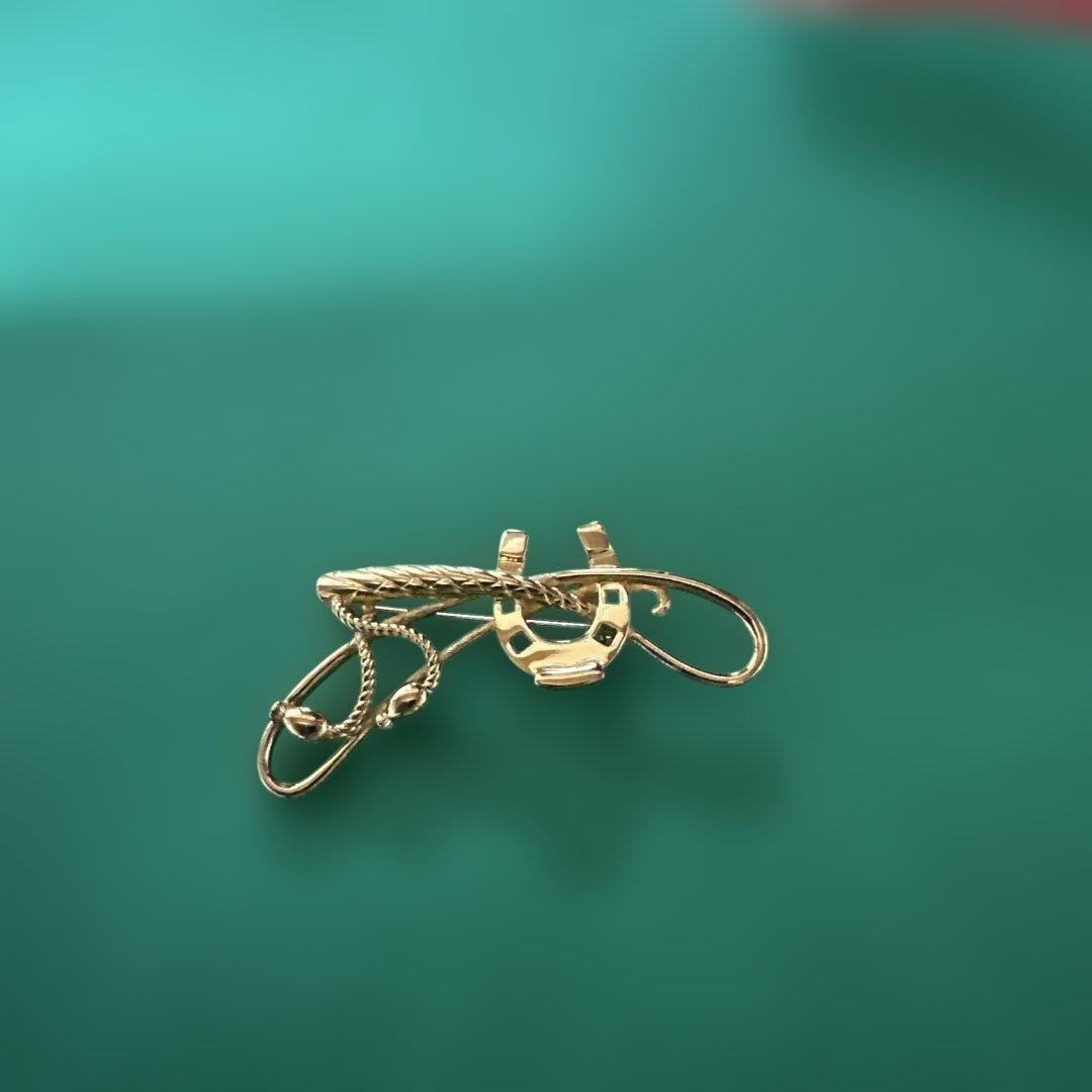 BURBERRY ゴールドブローチ