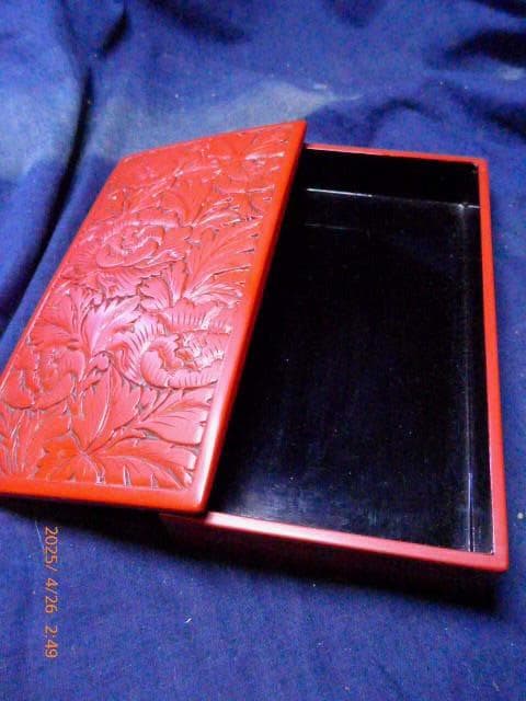 美しい推朱の箱です。彫りもとても良いものです