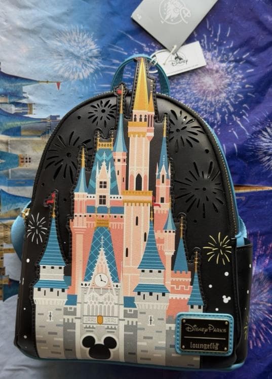 Loungefly WDW シンデレラ城 光る ラウンジフライ ミニリュック - メルカリ