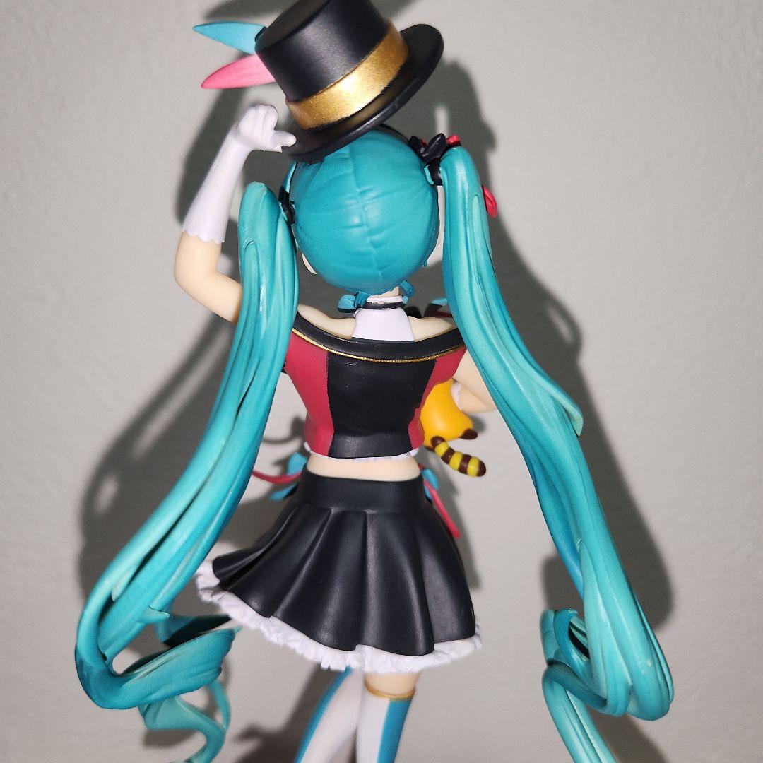 初音ミク×ラスカル 初代～三代目 #白るまんどのフィギュア - メルカリ