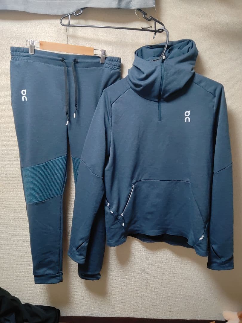 On ダークブルー スウェットセットアップ DEVICE（デバイス） セットアップ 「上下セット」ワンポイント 刺繍