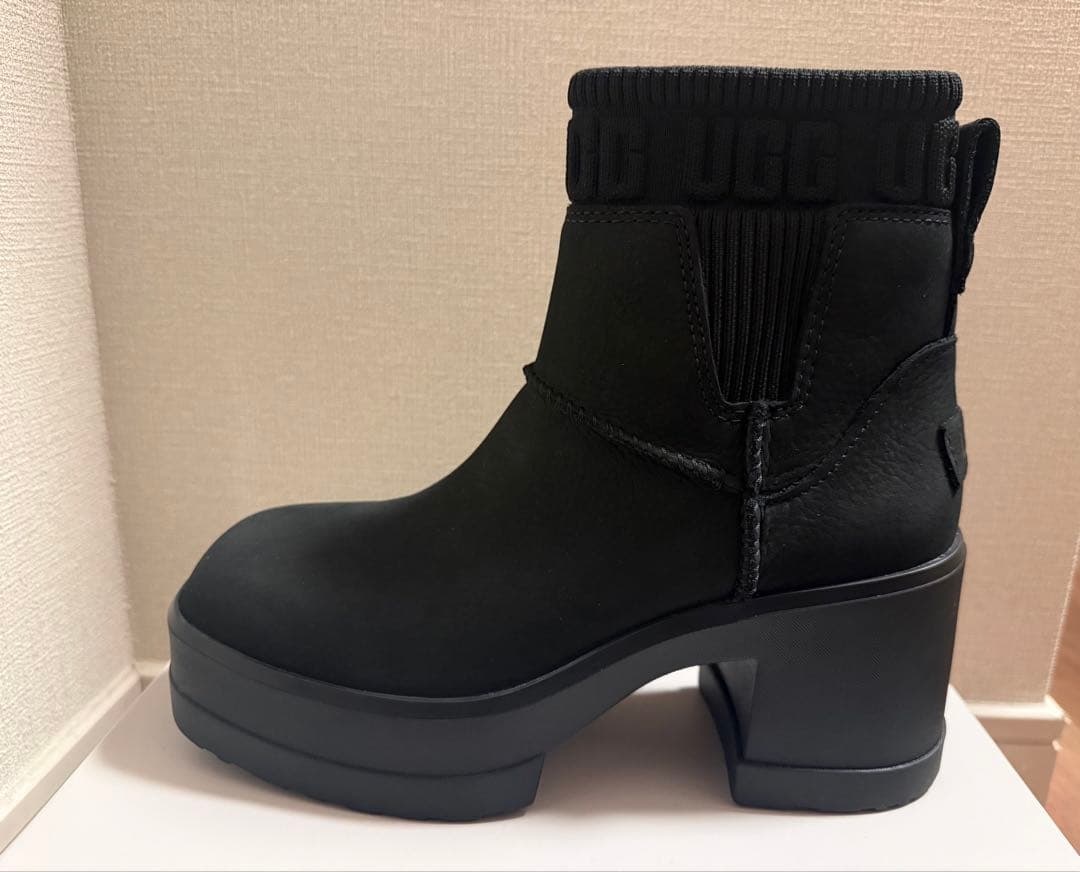 【美品】 UGG モクシーチェルシー 厚底ブーツ 黒 23.5cm