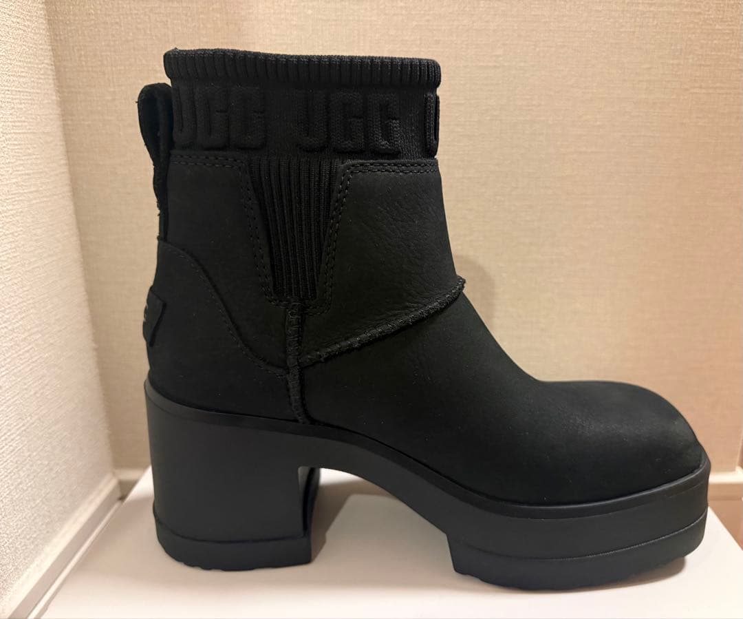 【美品】 UGG モクシーチェルシー 厚底ブーツ 黒 23.5cm
