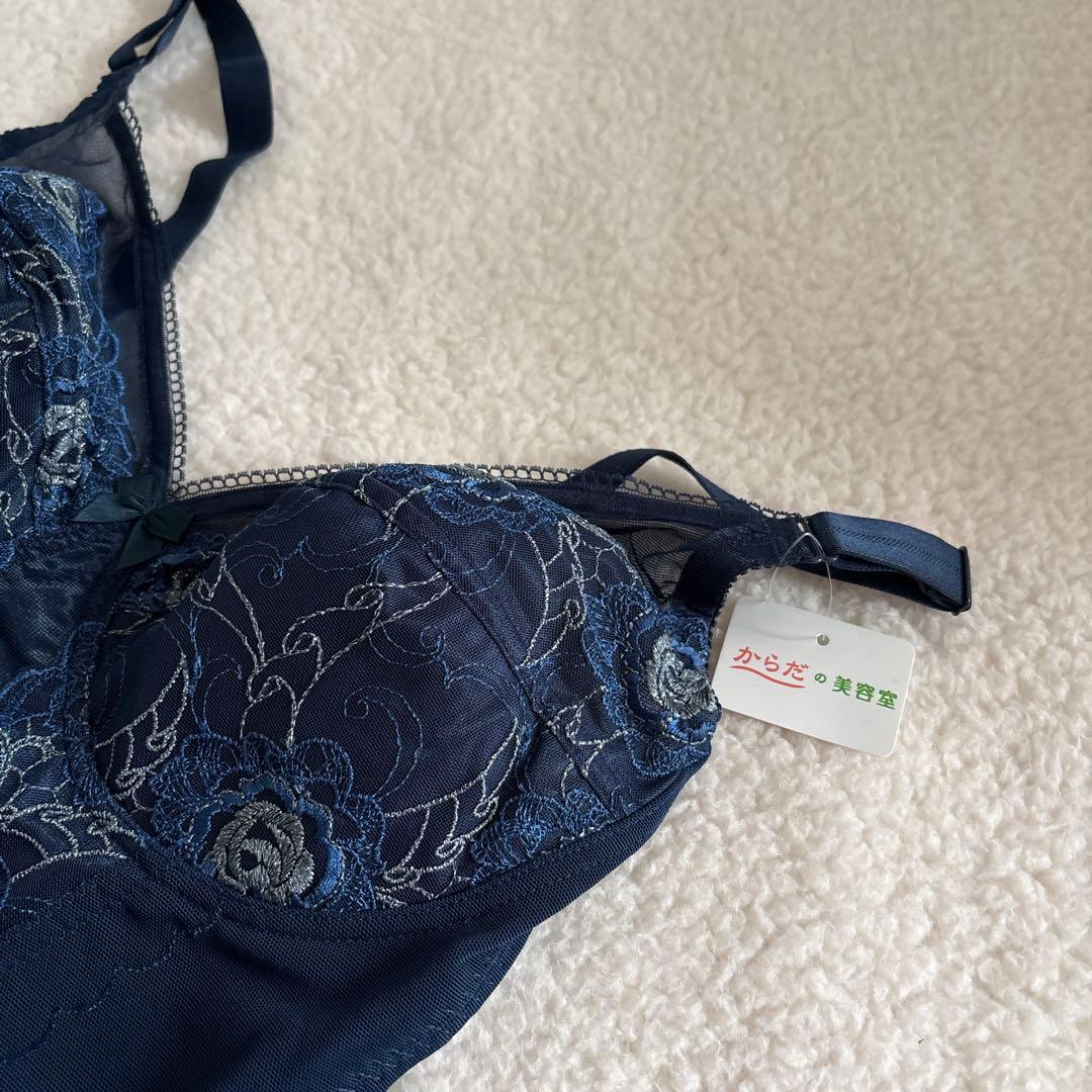 からだの美容室】刺繍入りネイビー ボディスーツ E75L - メルカリ