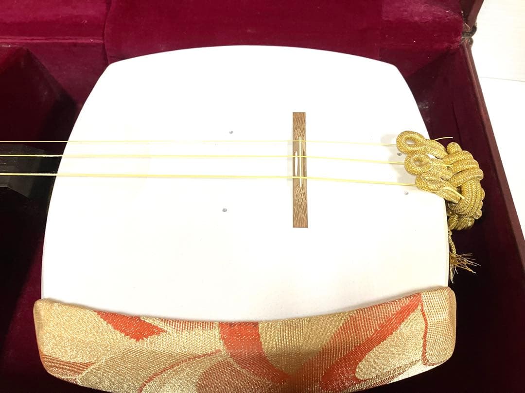 美品◇民謡三味線◇紅木 中棹 皮破れ無 鼈甲撥／竹駒／替え弦／ケース