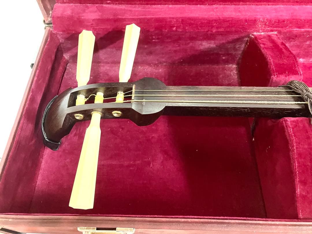 美品◇民謡三味線◇紅木 中棹 皮破れ無 鼈甲撥／竹駒／替え弦／ケース