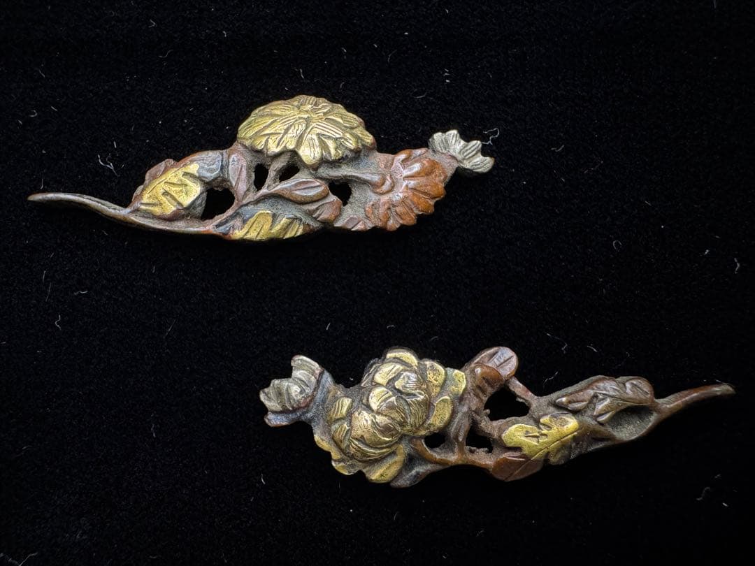 枝菊図 目貫 銅 日本刀 刀装具 骨董 古美術 江戸期 日本刀の目貫｜赤銅流水に菊図｜日本刀専門店・東京【十拳】