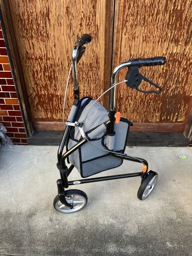 三輪歩行車　トライウォーカー　カゴ無しTR-62BK