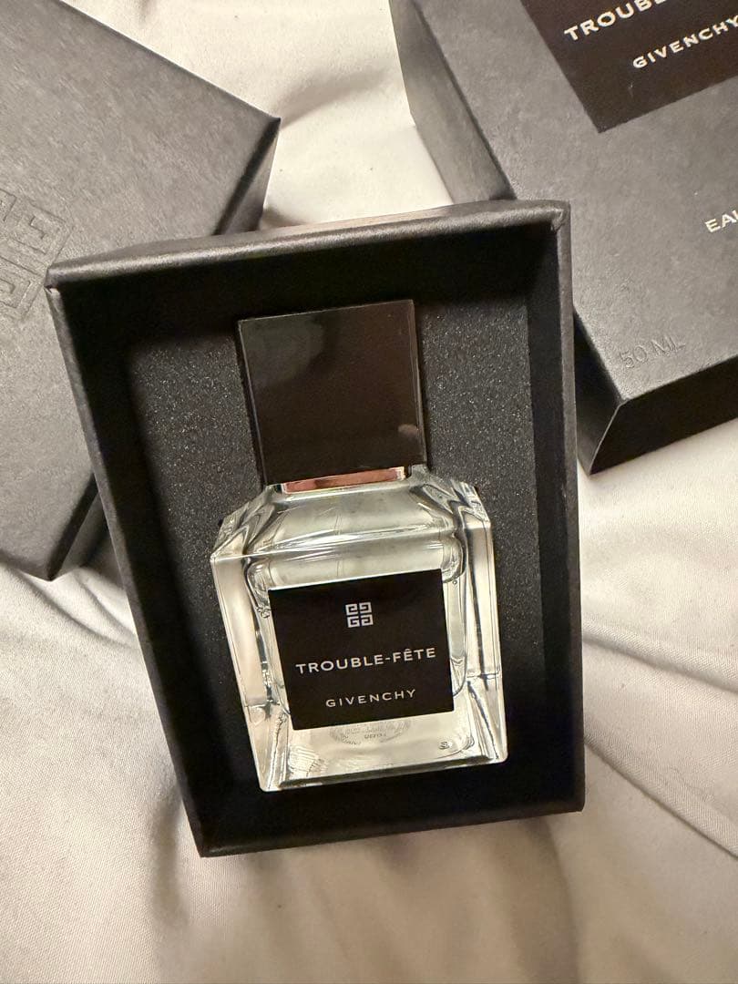 ド ジバンシイ トロブル フェット オーデパルファム