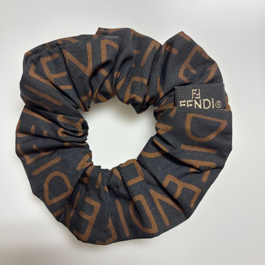 新品 未使用】フェンディFENDI ロゴシュシュ ブラック/ブラウン - メルカリ