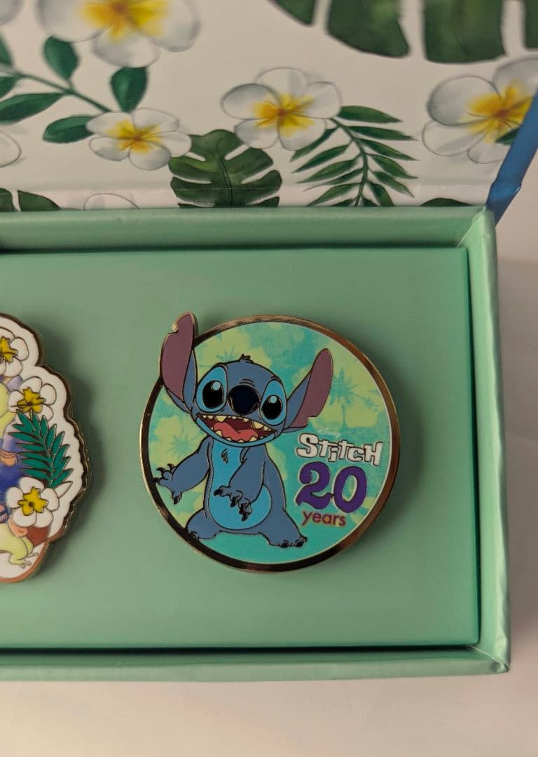 ディズニー ディズニーストア スティッチ 20周年 ピンバッジ - メルカリ