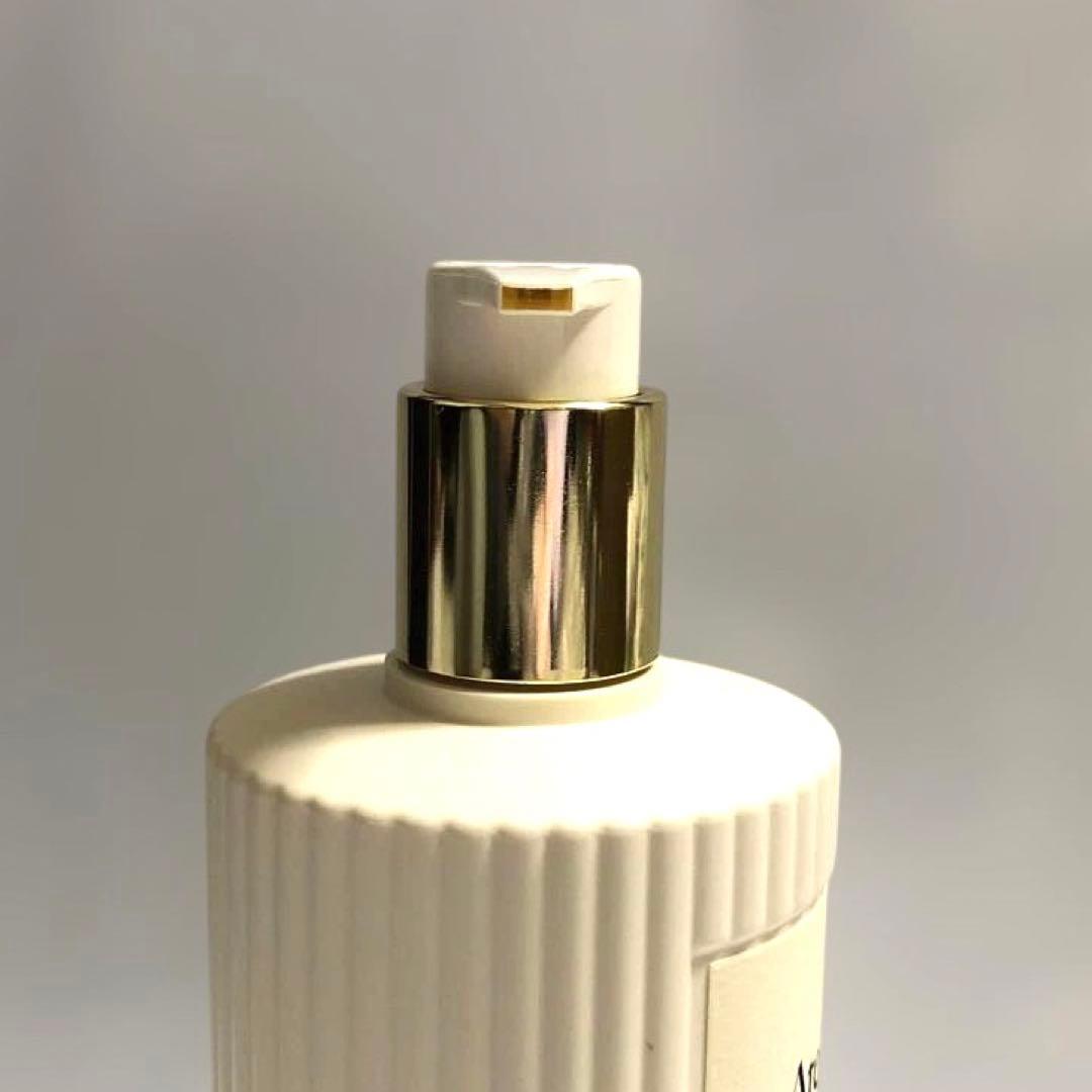 クロエ アトリエ デ フルール サンタロム パフュームド ボディ