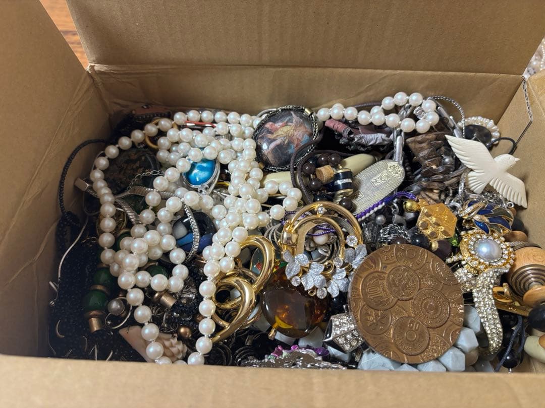 遺品整理 イミテーションアクセサリーまとめ売り - メルカリ