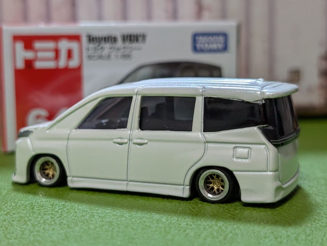 ☆トミカ トヨタ ヴォクシー（パールホワイトに塗装変更）改深リム