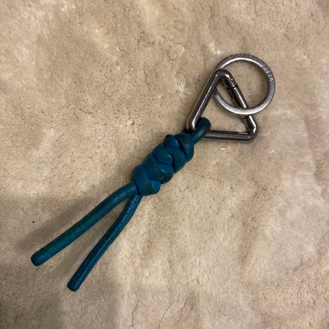 BOTTEGA VENETA レザーキーホルダー 青