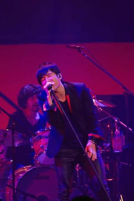 Mr.Children桜井着ヒカリノアトリエ赤ラペルブレザー