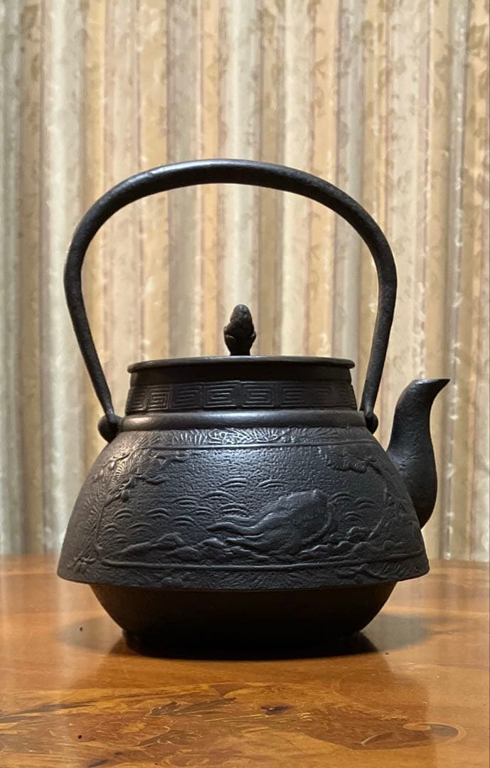 【中型】鉄瓶　南部鉄器　鶴亀　美術品　アンティーク　2ℓ