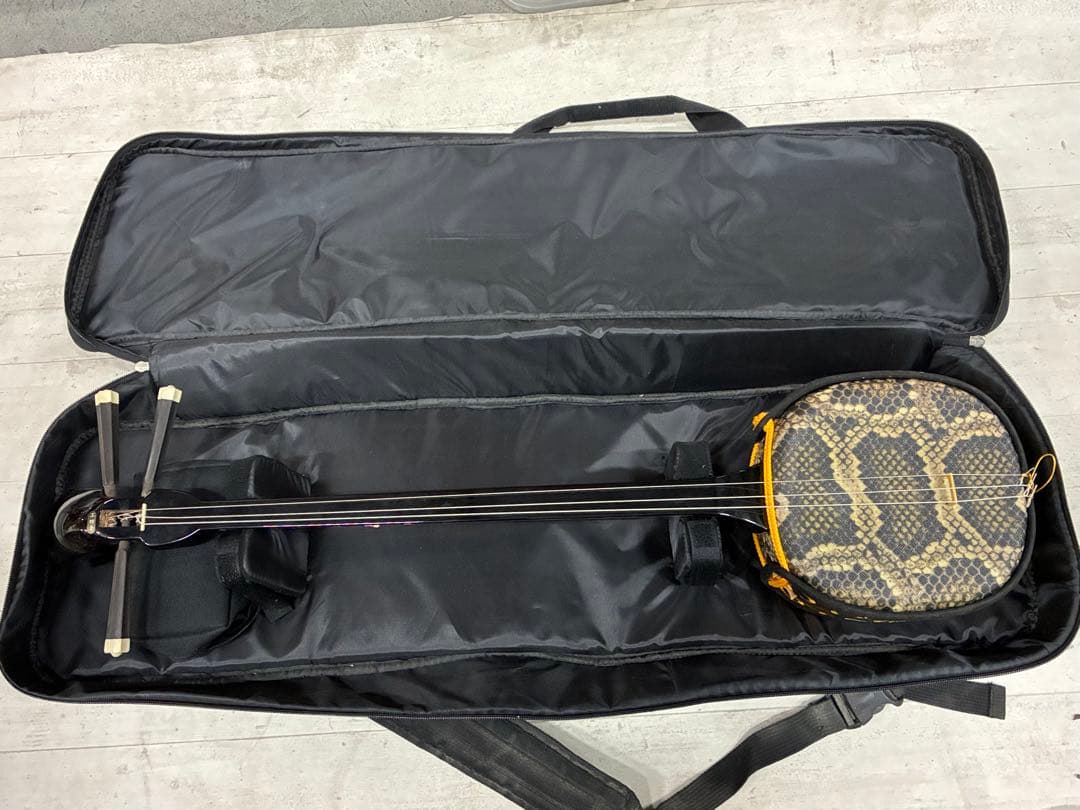 B0105）沖縄三線 蛇三線 人工皮 蛇柄 三味線 和楽器 ケースおまけ B0105）沖縄三線 蛇三線 人工皮 蛇柄 三味線 和楽器 ケースおまけ
