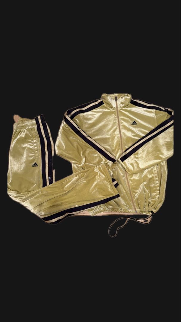 adidasベロアセットアップ