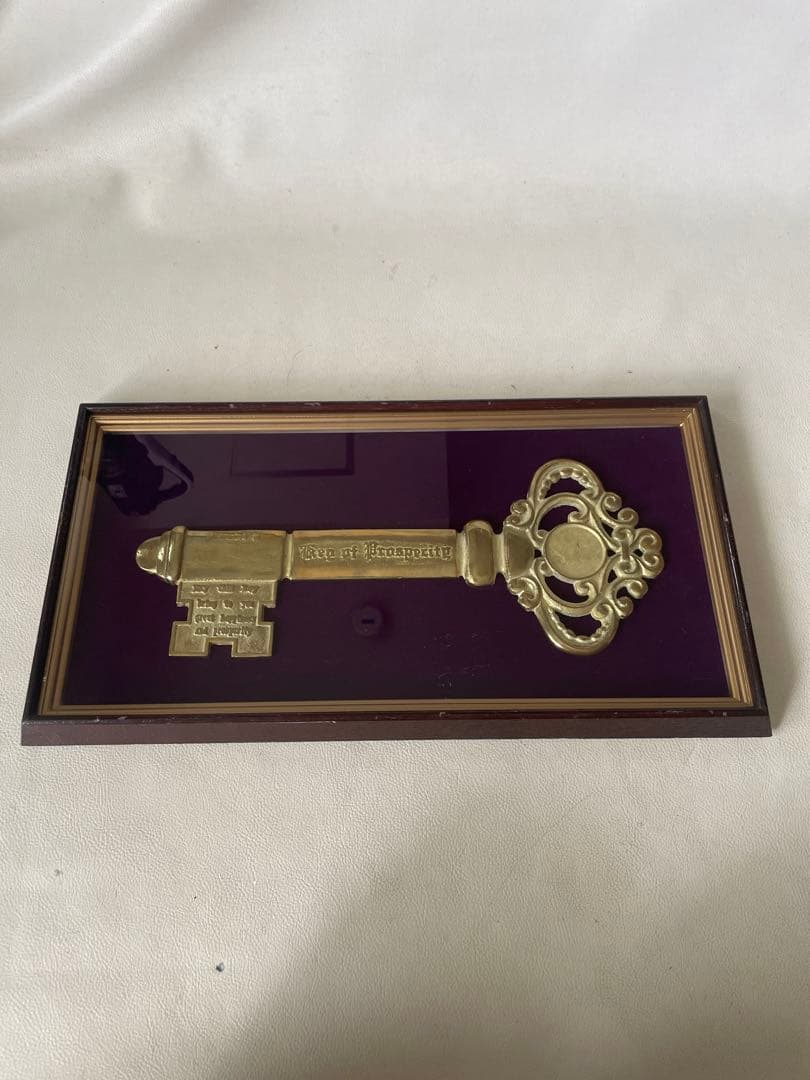 真鍮製 特大サイズ 特大キー 鍵 繁栄の鍵 縁起物 オブジェ 額縁入り 中古品