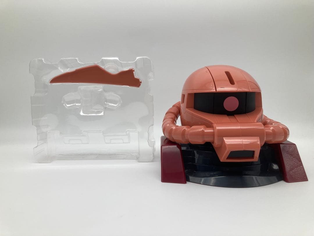 機動戦士ガンダム　シャア専用ザクヘッド　テープカッター シャア専用ザクの頭部が全高約27cmのテープカッターで登場 圧倒的な