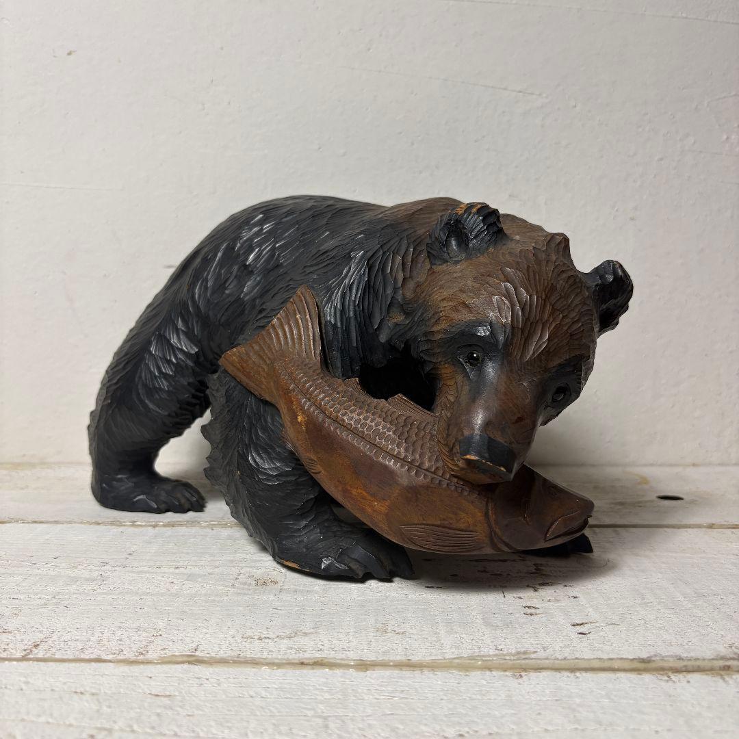 木彫りの熊　鮭喰い熊　毛彫り　ガラス目　生き生き表情　作者不詳
