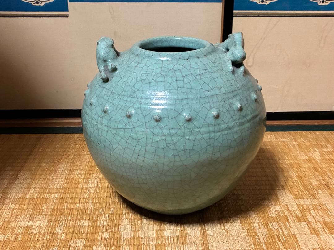 中国 龍泉窯 ひび割れ釉薬 獣耳付 丸壺 唐物 青磁鎬文壺 龍泉窯 - 京都国立博物館 館蔵品データベース