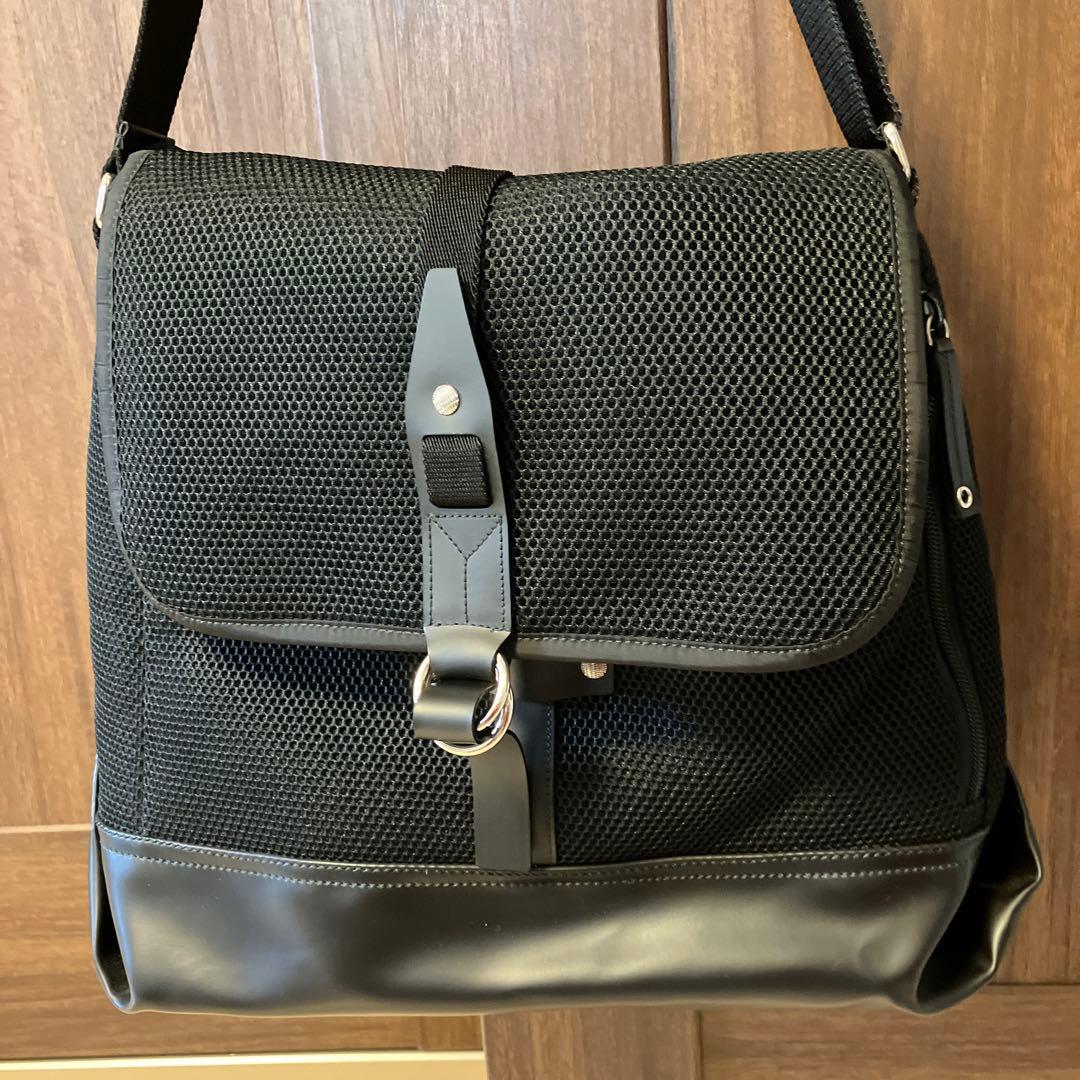 新品に近いイブサンローラン黒メッシュメッセンジャーバッグななめがけ軽量YSL