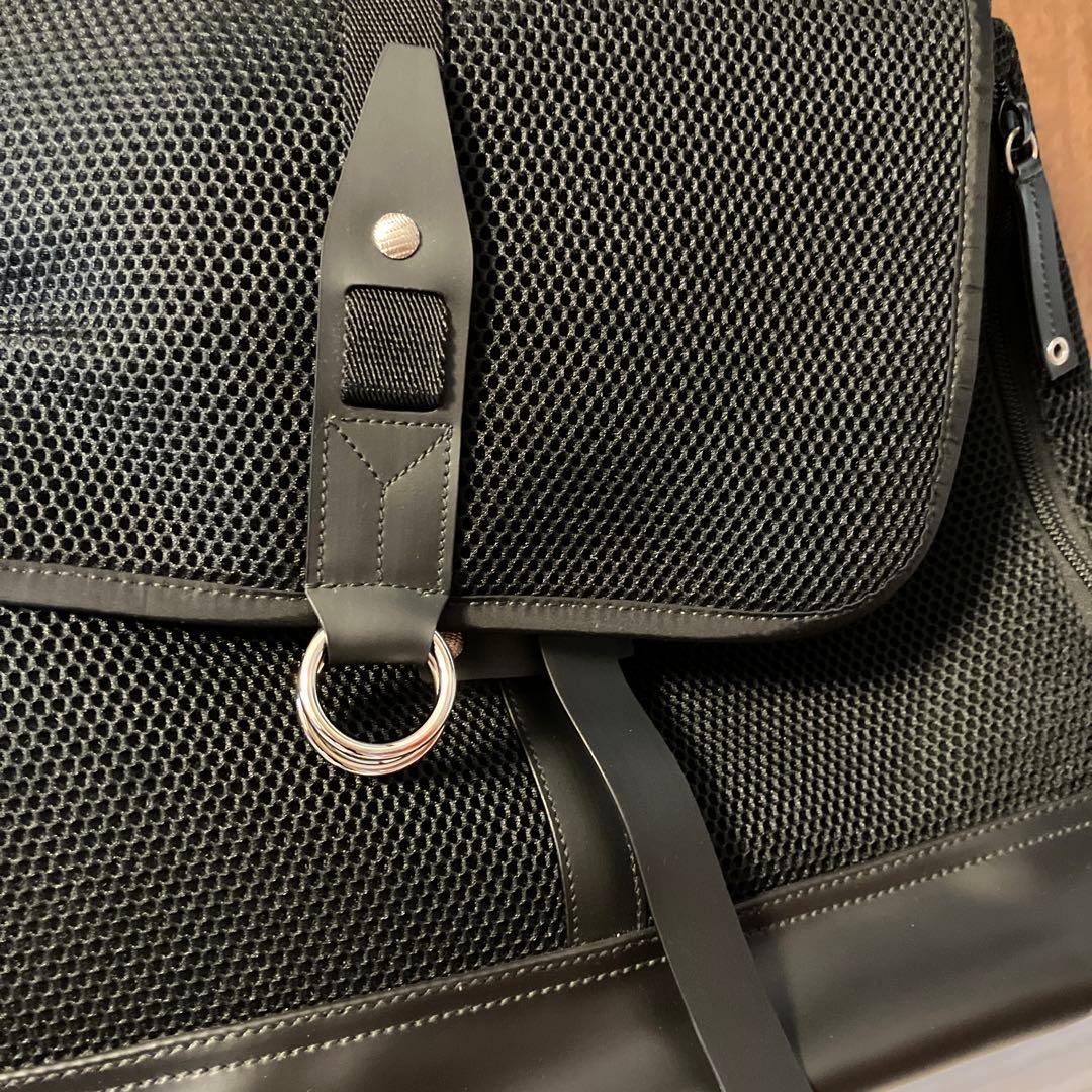 新品に近いイブサンローラン黒メッシュメッセンジャーバッグななめがけ