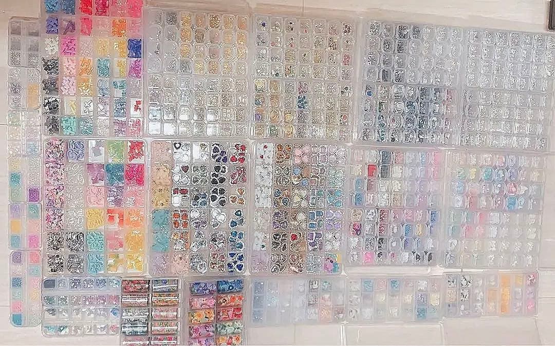 ネイルパーツ　まとめ売り　大量　デコパーツ　キラキラ　ビジュー　キャラクター