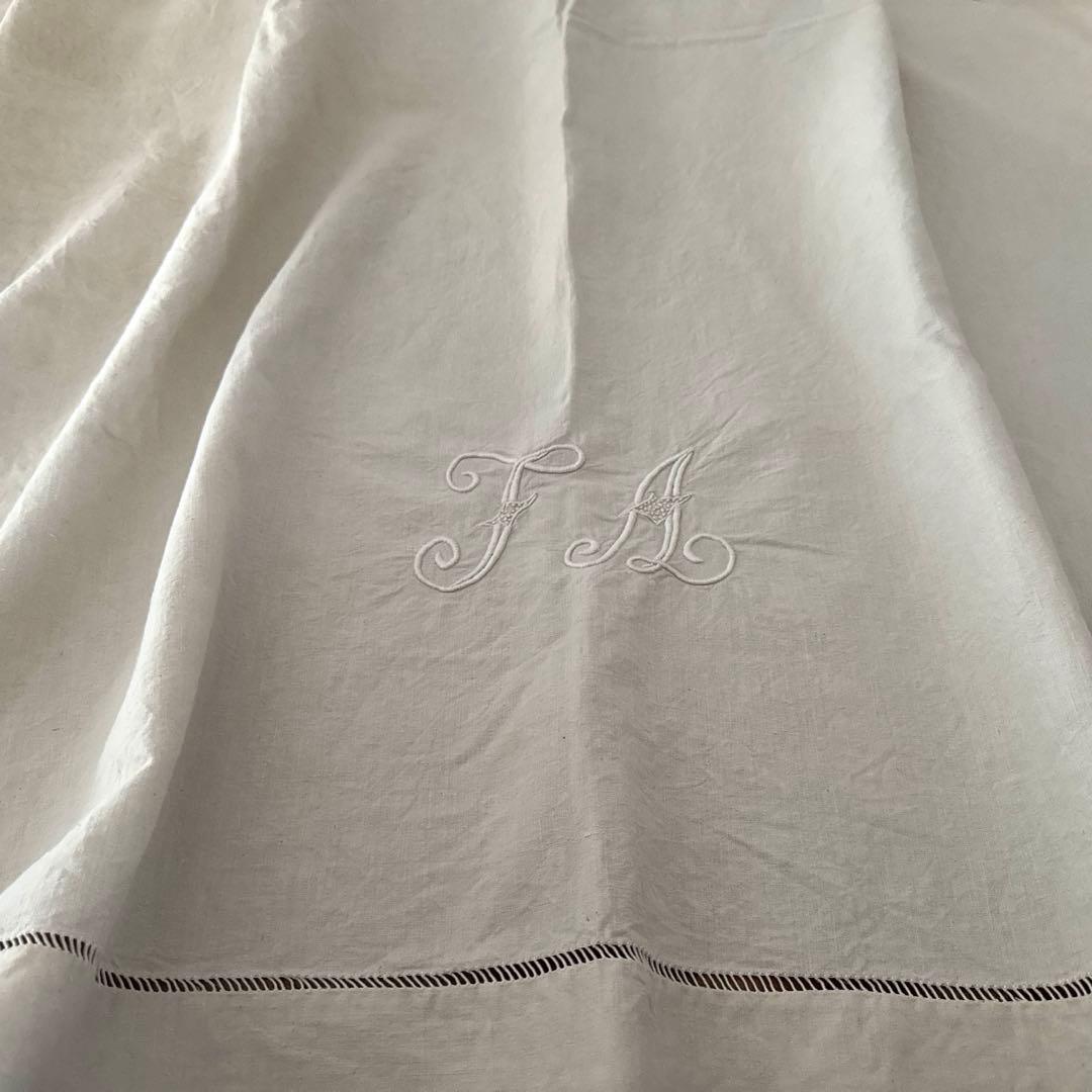 ［訳あり］フランスアンティーク　モノグラム刺繍入り　メティス生地　大判カバー フランスアンティークリネンシーツ | 上質なモノグラム刺繍 - フランス