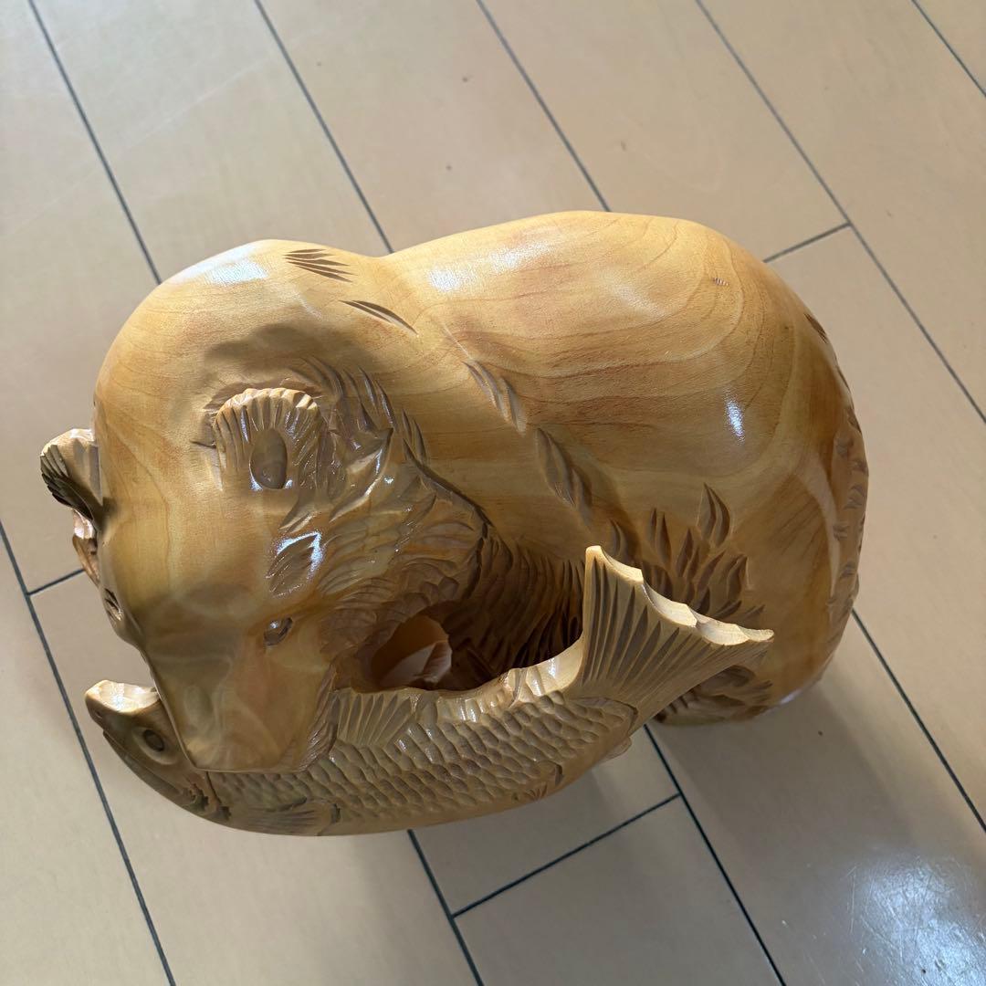 美品】木彫りの熊 鮭くわえ 白木仕上げ 北海道 民芸品 置物 作家物