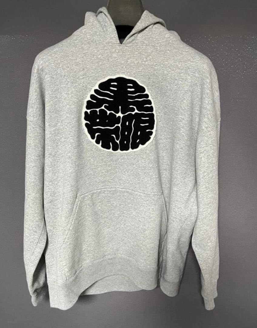 Blackeyepatch Lサイズ　家紋ロゴが特徴のグレーのフード付きパーカー りゅうせい・RYUSEI・家紋・ロゴ】メンズ パーカー : FOX REPUBLIC
