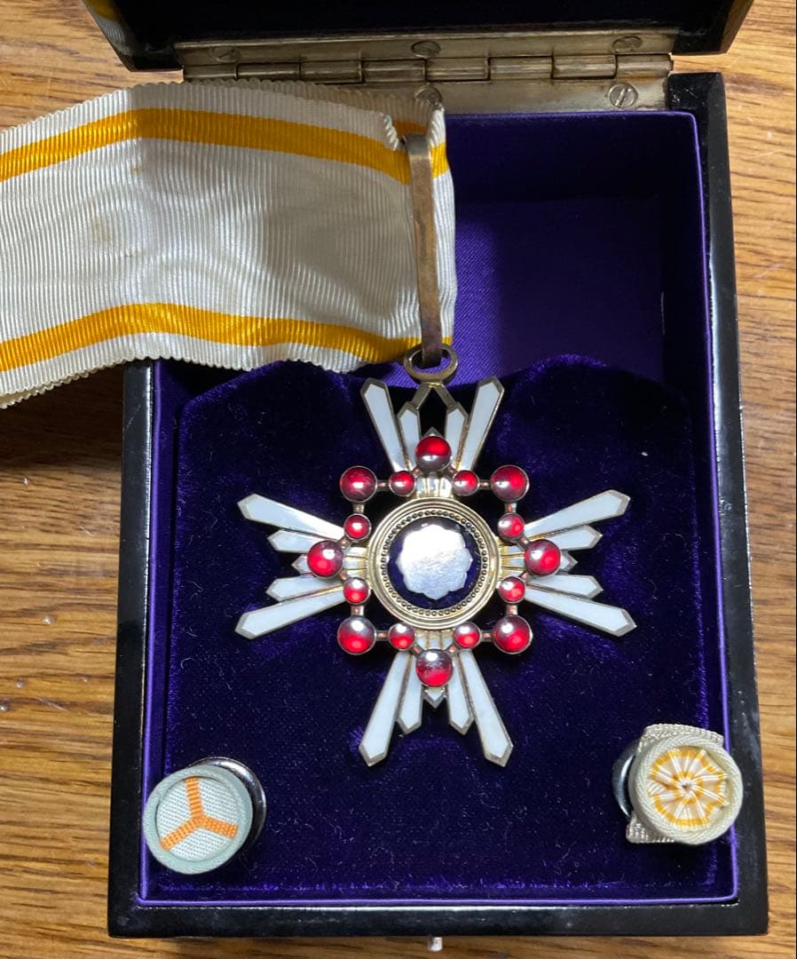 勲三等瑞宝章　箱つき 勲三等瑞宝章（箱付） 旧日本軍 - メルカリ