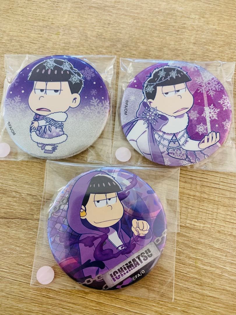 おそ松さん　一松 ジャック・フロスト 缶バッジ　ホログラム　グリッター　キラキラ おそ松さん キラキラ缶バッジ おえかき松 - 株式会社ツインクル