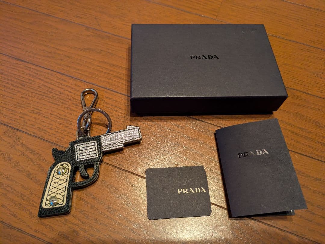 新品 PRADA プラダ 正規店購入 レア物 ピストル キーホルダー