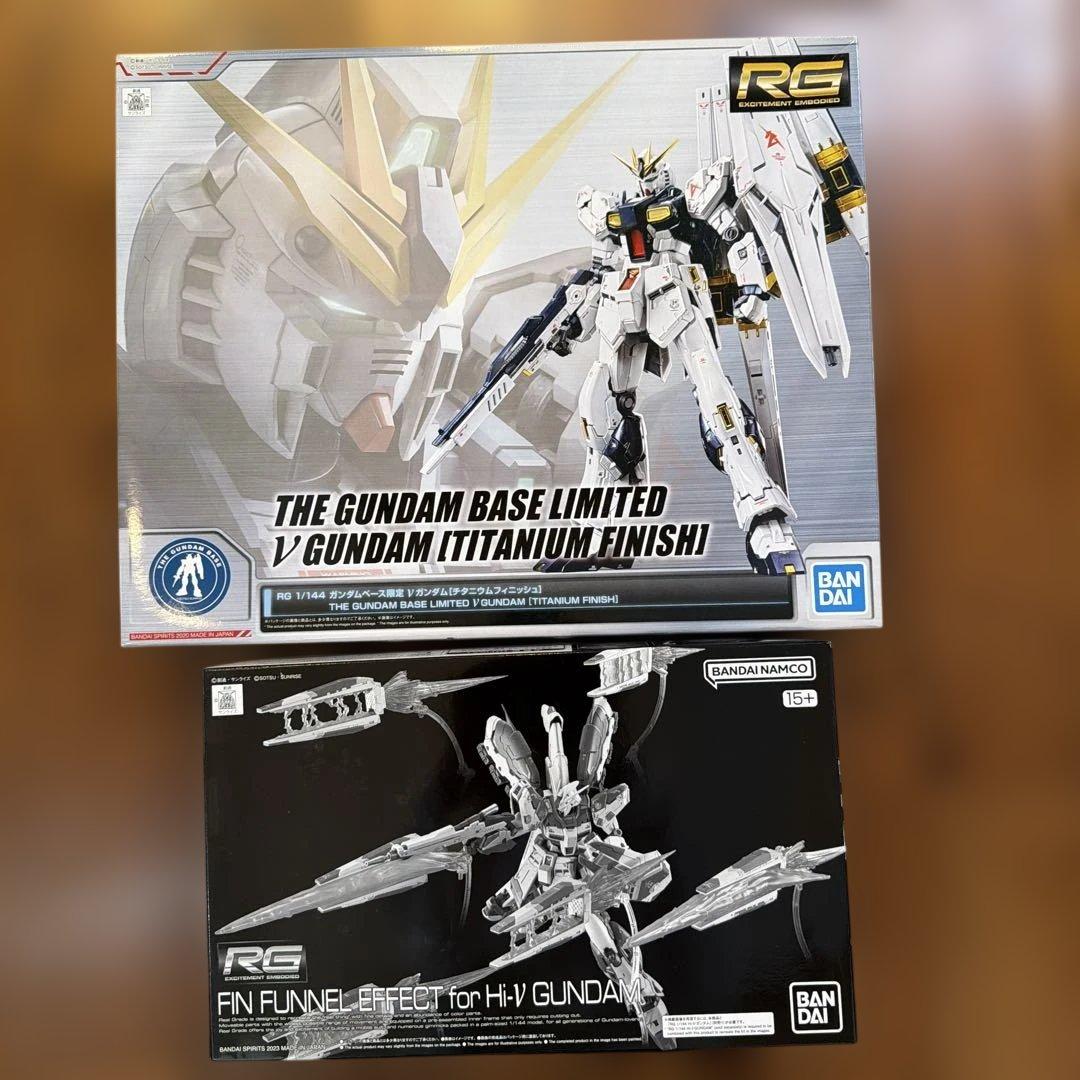 RG νガンダム チタニウムフィニッシュ　エフェクトパーツ　セット 逆襲のシャア」RG νガンダムにエフェクトパーツと台座が付属したセット